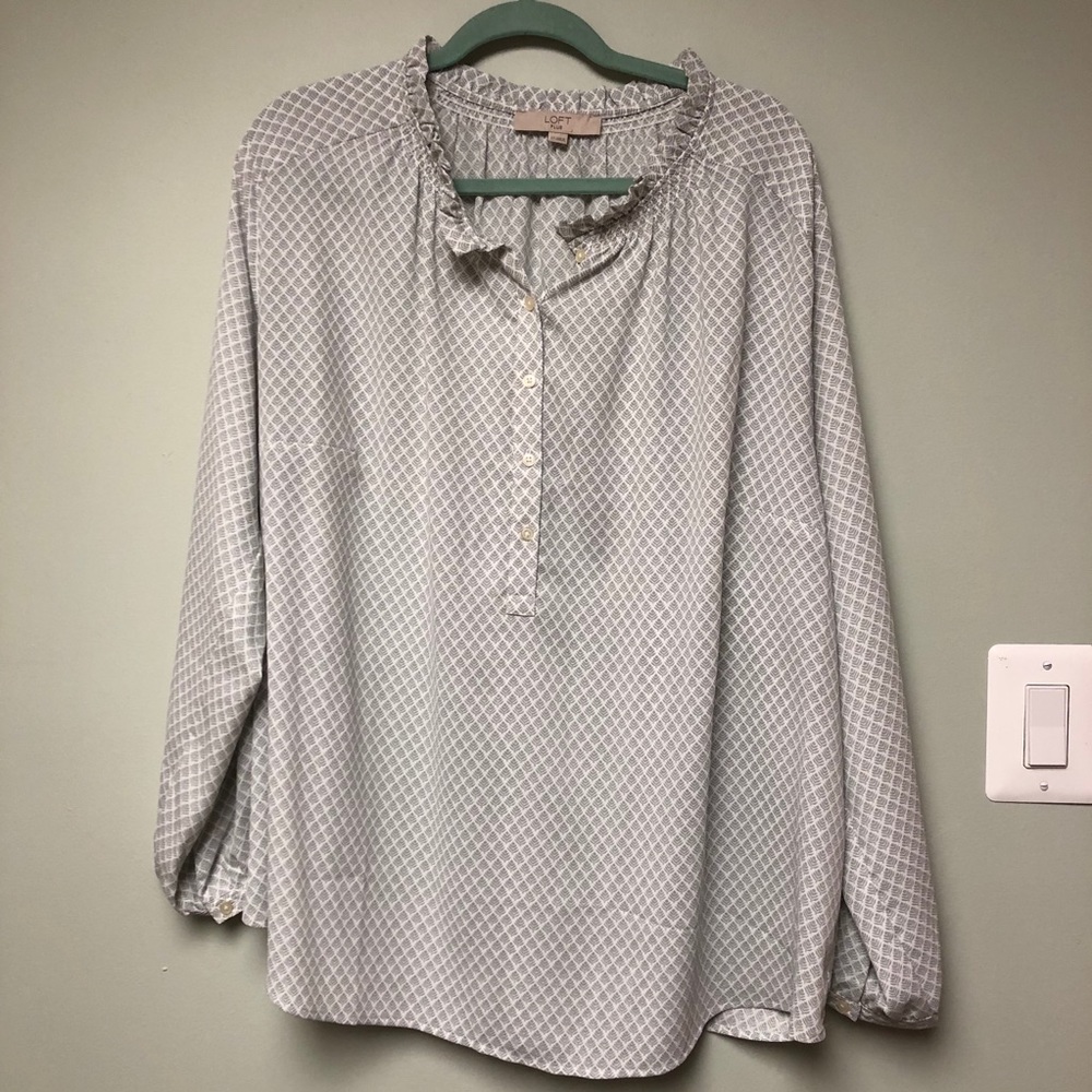 Beautiful Gray LOFT Plus Top Size 22